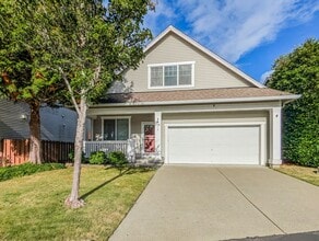 Building Photo - Beautiful 3 bed, 2.5 bath home with fully ...