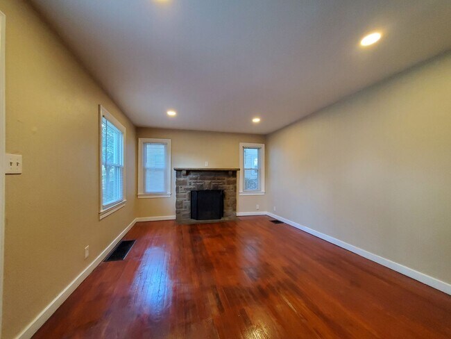 Building Photo - Belmont 2 Bedroom Bungalow