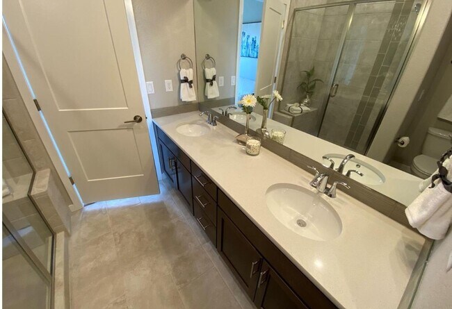 Building Photo - Flying Horse Luxury 4 Bed Townhouse with Mt. Views