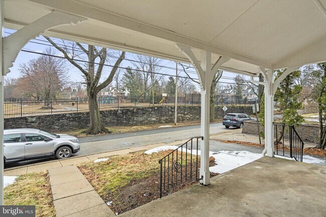 Building Photo - 716 E Railroad Ave