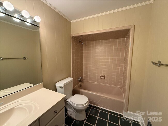 Building Photo - 925 Perth Rd