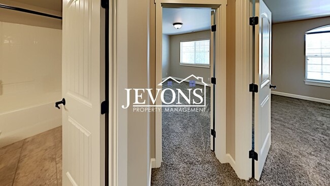 Building Photo - Spacious duplex with master bedroom, backy...