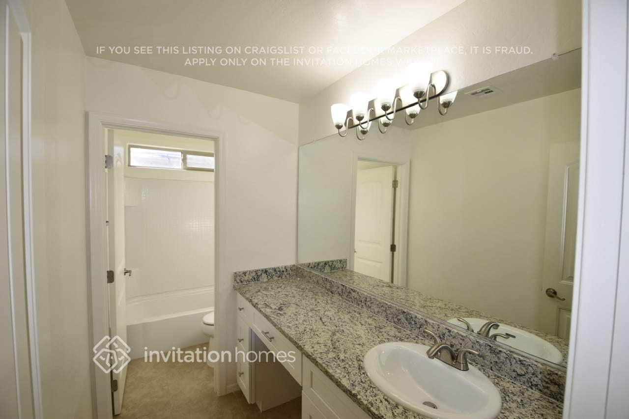 Building Photo - 1344 E Palomino Way