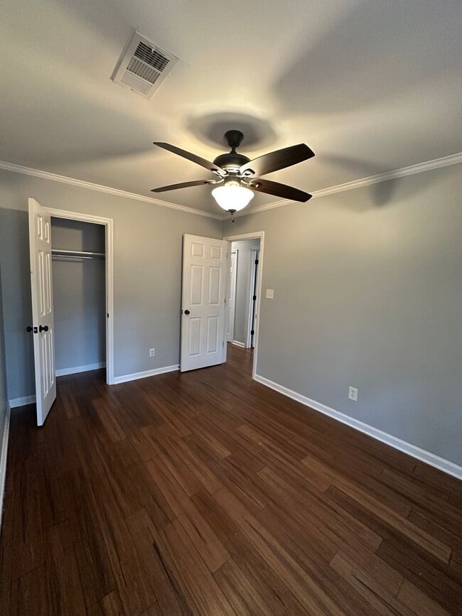 Building Photo - 3 Bedroom, 2 bathroom house on the Eastside, move-in ready