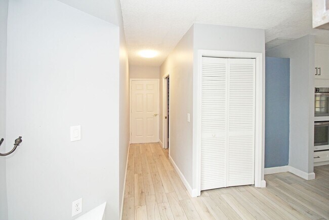 Building Photo - Spacious 4BR Pool Home on Quiet Cul-de-Sac in Wellington