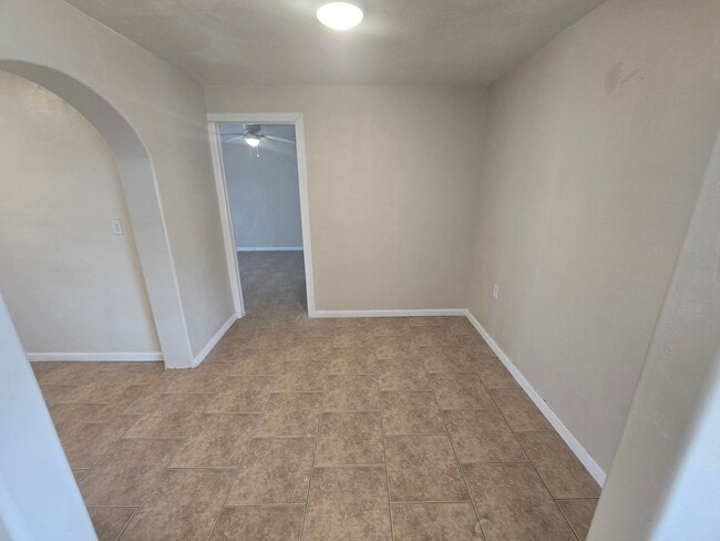 Building Photo - Spacious 3bd/1ba in a HUGE GATED Property!