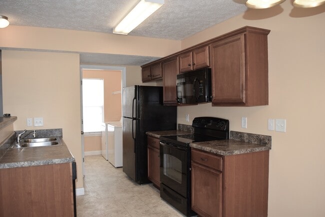 Building Photo - Wonderful 3 Bedroom 2 1/2 Bath Townhouse Now Available!