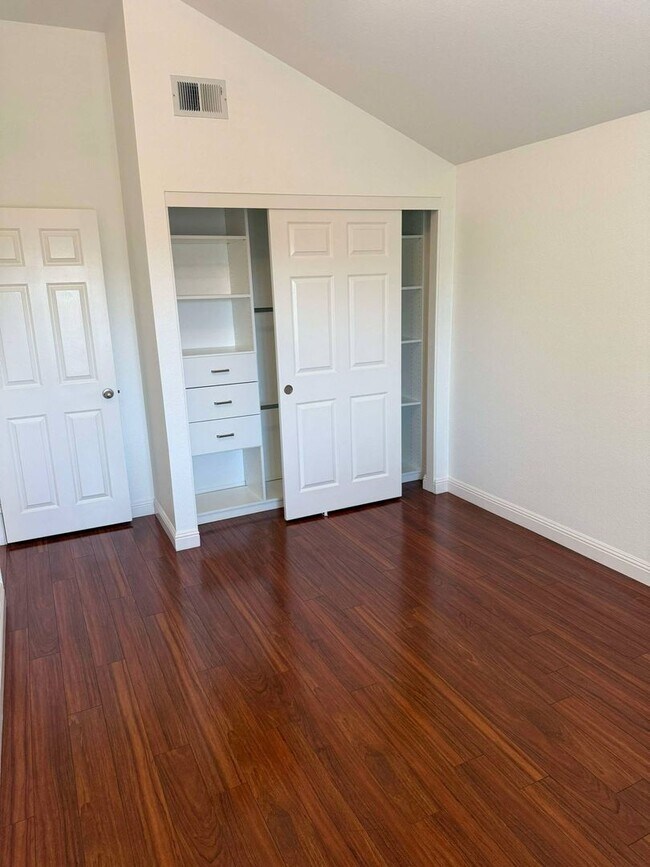 Building Photo - Stylish Redwood Shores Home with Vaulted Ceilings & Private Yard