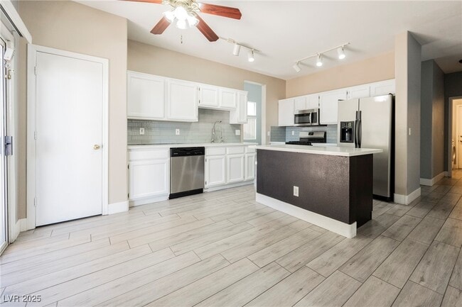 Building Photo - 138 Cam Capri