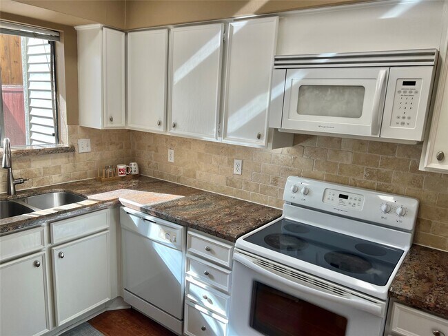 Building Photo - 1962 Augusta Dr