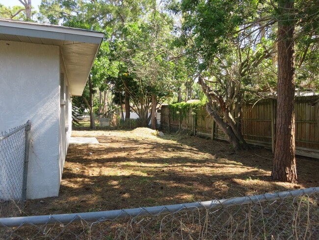 Building Photo - Centrally located 2/2