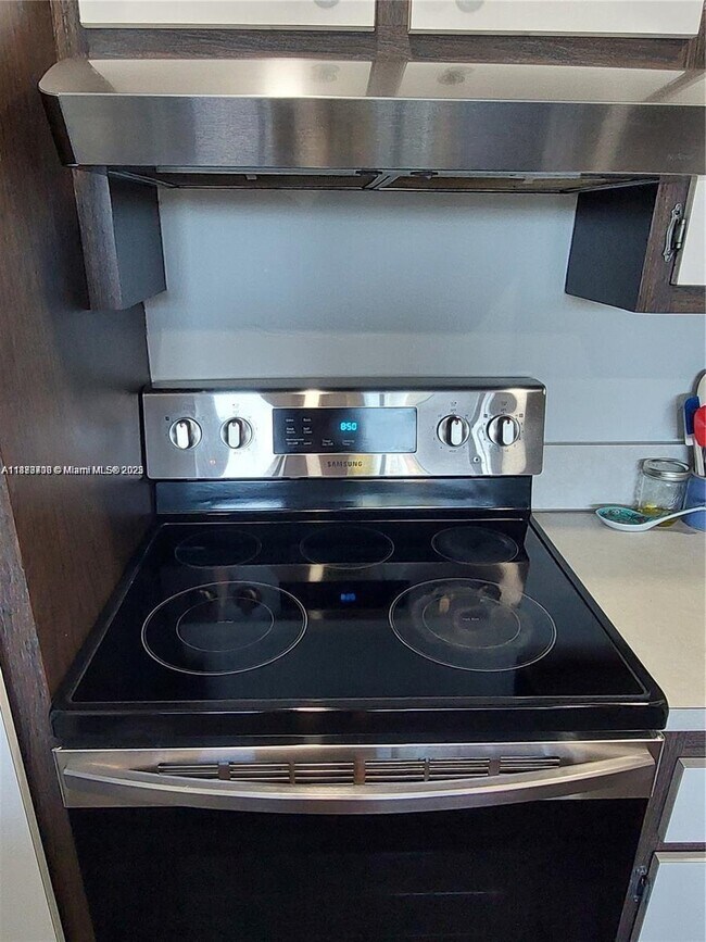 Building Photo - 2741 Taft St