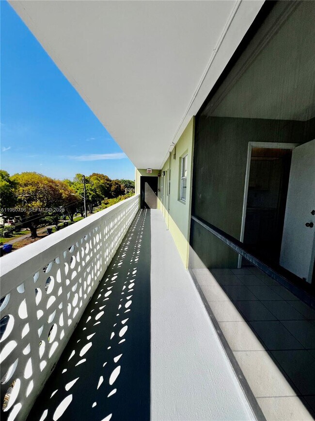 Building Photo - 1425 Arthur St