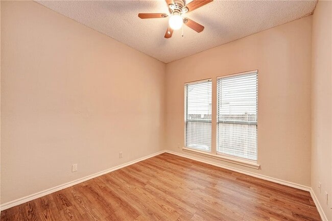 Building Photo - 914 W 26th St