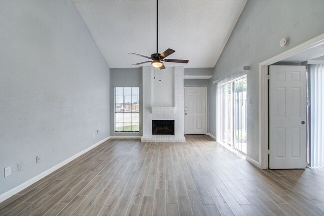 Building Photo - Remodeled 3 Bed / 2 Bath townhome at The B...