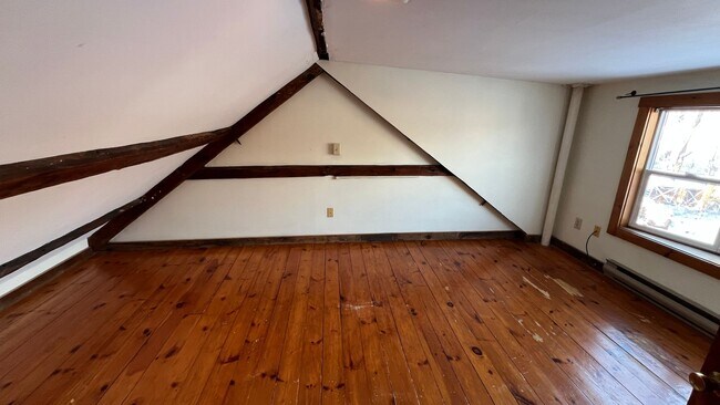 Building Photo - Rustic Single Family Home, Private Deck, Fenced-In Back Yard, Wood Flooring ...