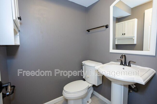 Building Photo - 5685 Roundtree Dr
