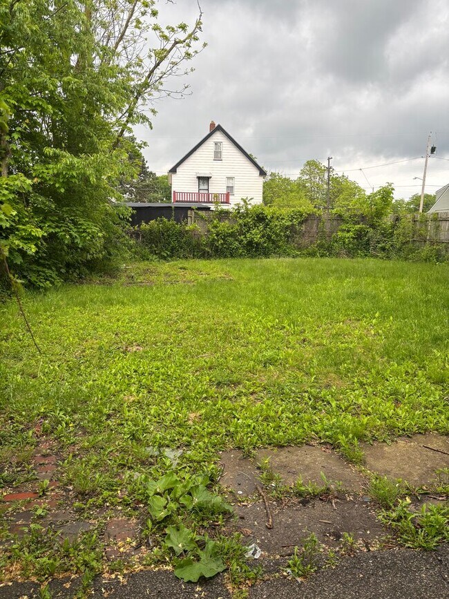 Building Photo - Section 8 Accepted, Cozy 3BR 1BA Home