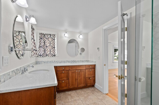 Building Photo - 4Bd/3Ba Seattle House