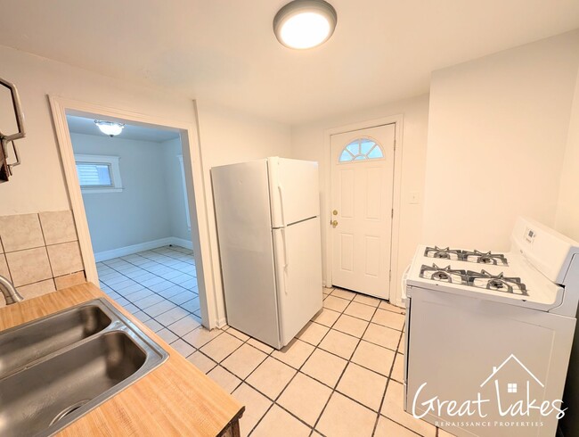 Building Photo - $200 OFF FIRST MONTH'S RENT - Lovely 3 Bed...