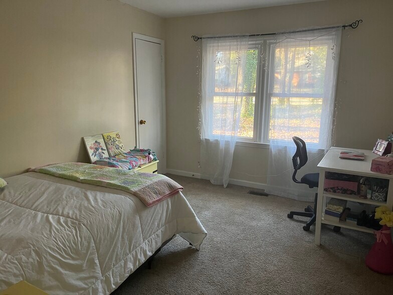 Building Photo - 2119 Strebor St