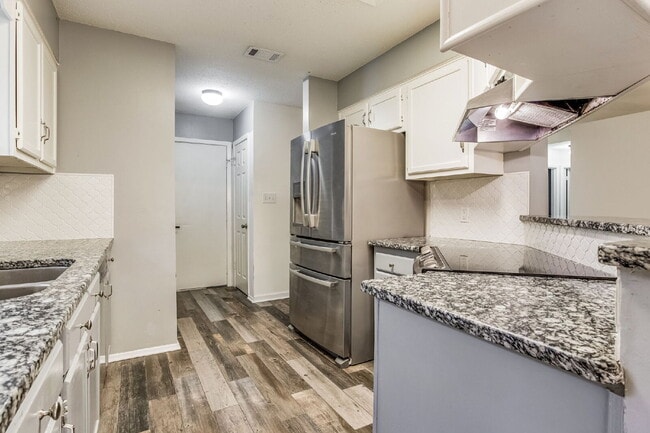 Building Photo - 2241 Prytania Cir