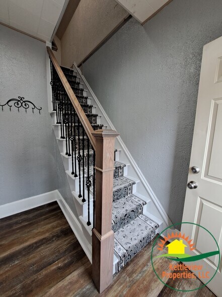 Lower Vestibule / Entry / Stairs - 707 State Street