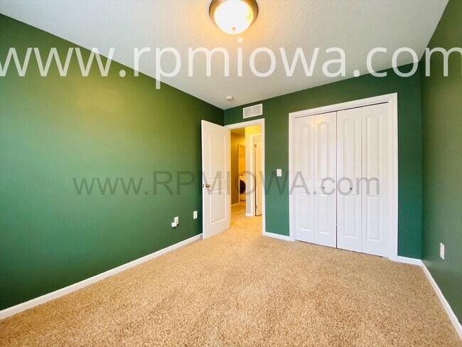 Building Photo - GREAT LOCATION!! 3 Bedroom, 2.5 Bath Townhome in West Des Moines