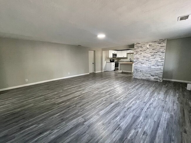 Building Photo - 3561 Champlain Ln