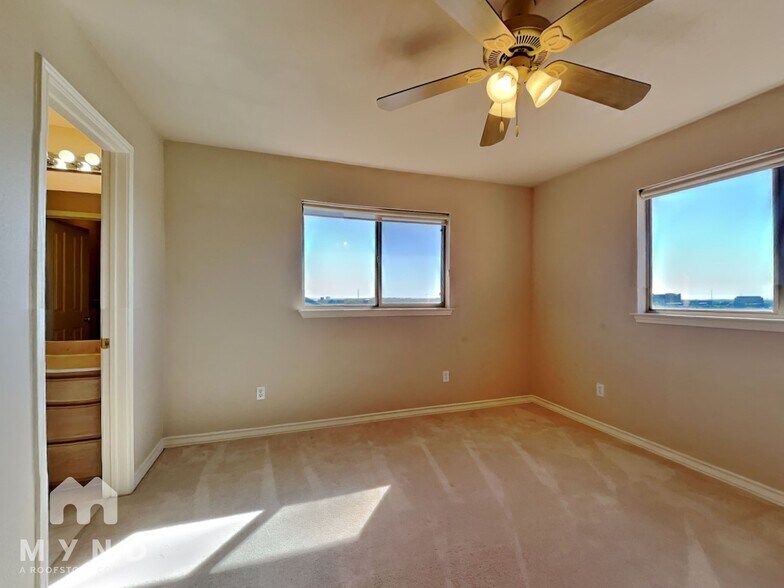 Building Photo - 914 Almadin