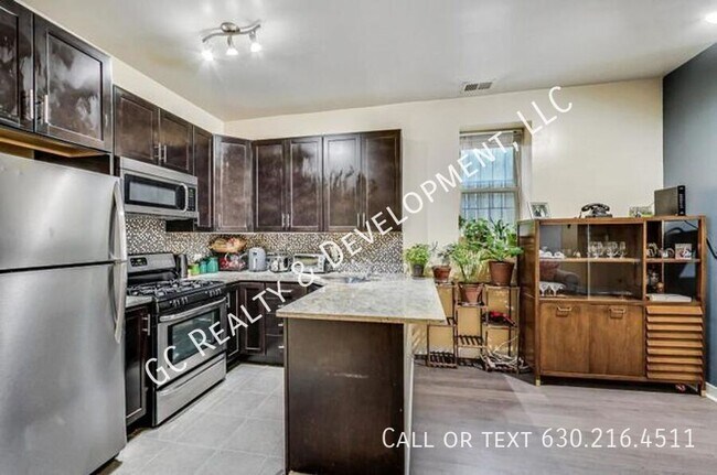 Building Photo - 1423 W Oakdale-Unit G