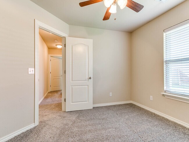 Building Photo - 2724 Busheywood Dr