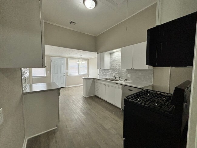 Building Photo - 3 Bedroom 1.5 Bathroom home with a 2 car g...