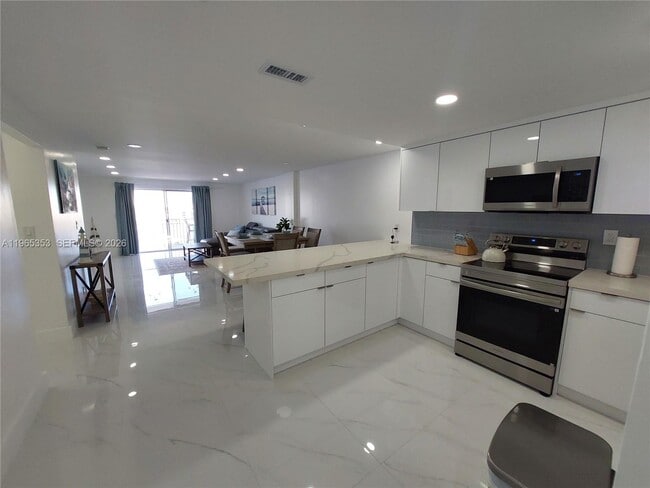 Building Photo - 400 Golden Isles Dr