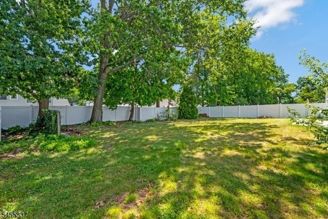 Building Photo - 33 Larchmont Rd
