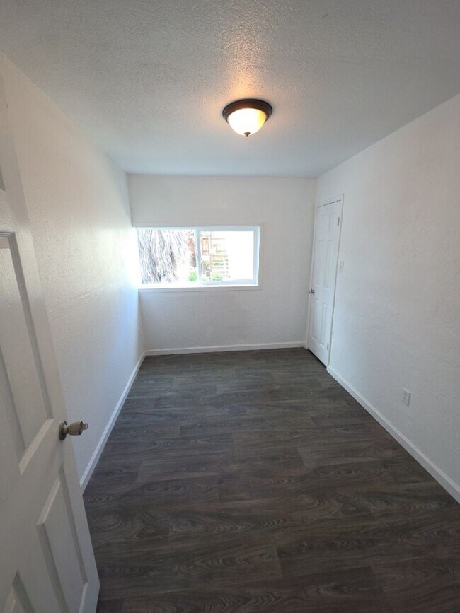 Building Photo - 13451 Lakeshore Dr