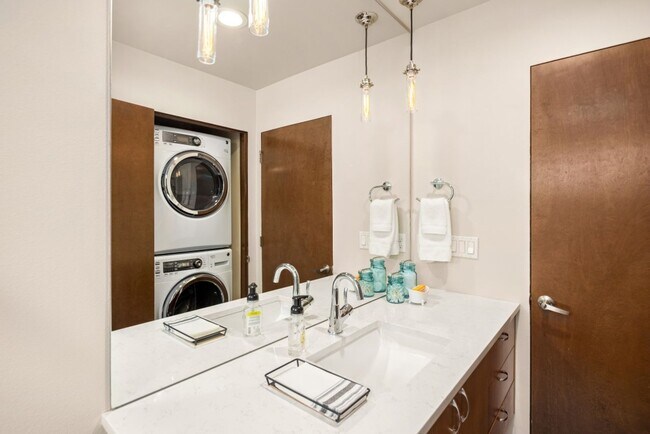 Building Photo - 3bd/3ba Seattle Townhome