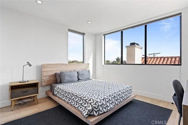 Building Photo - 2432 Penmar Ave