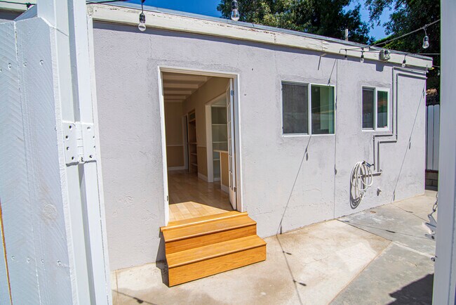 Building Photo - 156 W Linden Ct
