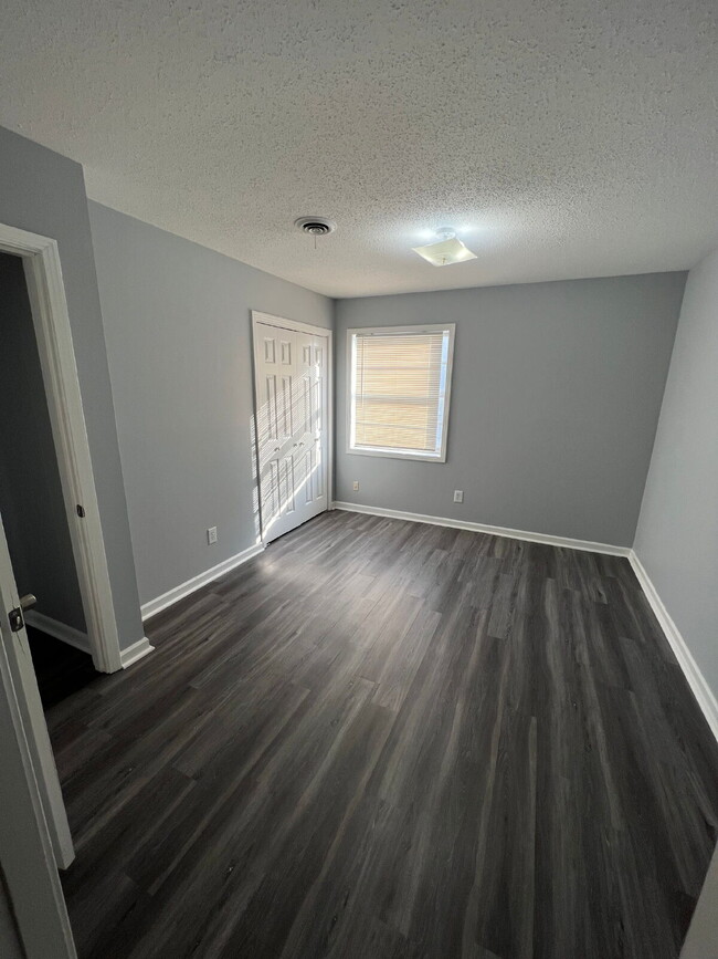 Building Photo - "Charming 3-Bed, 2-Bath Home with Spacious 1,476 Sq Ft Layout in Jonesboro's Heart!"