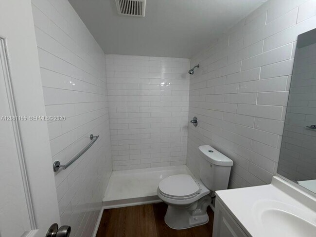 Building Photo - 1400 NE 56th St