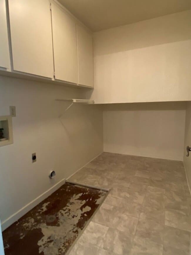 Building Photo - Roseville home with large backyard