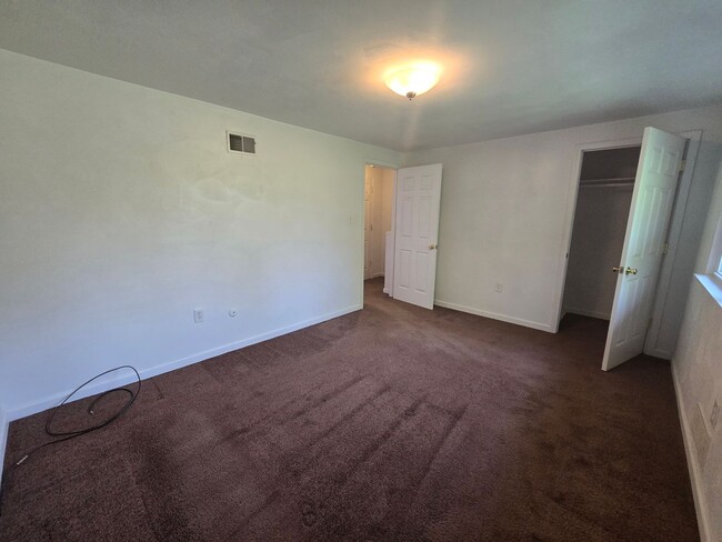 Building Photo - Beautiful three bedroom townhouse - Hempfi...