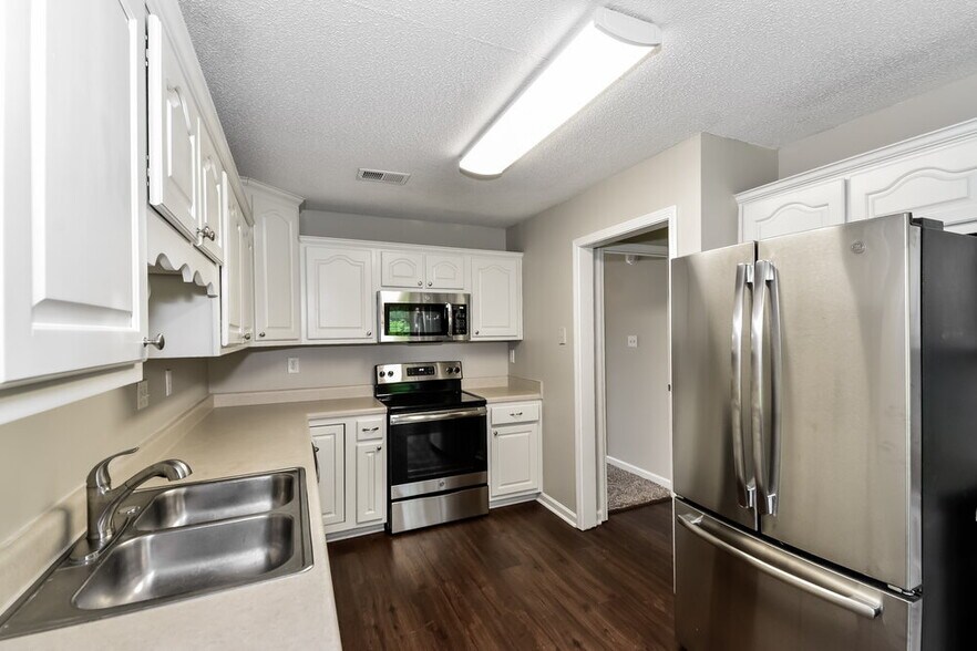 Building Photo - 7576 Delta Lakes Blvd
