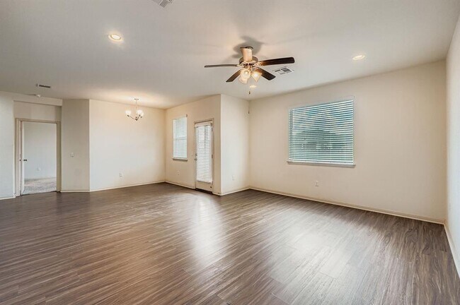 Building Photo - 16605 Aventura Ave