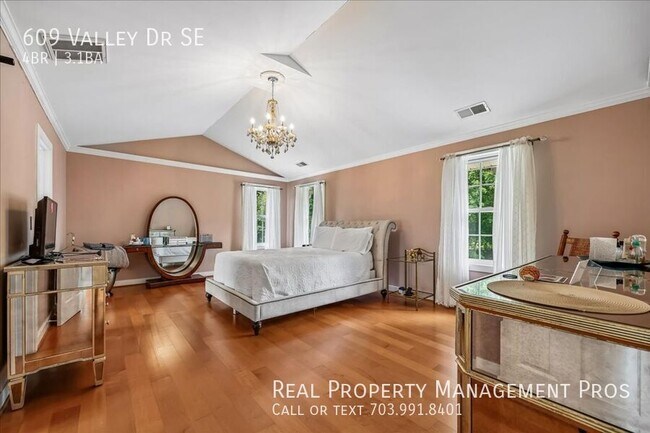 Building Photo - 609 Valley Dr SE
