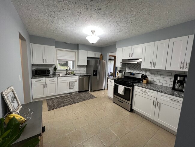 Primary Photo - 612 Acorn Pl