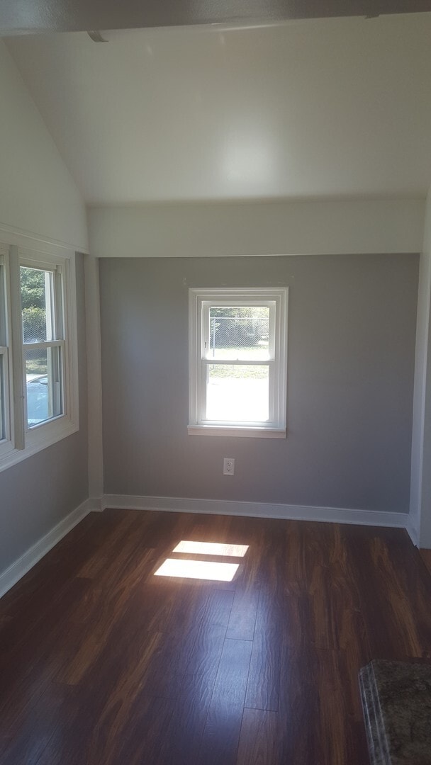 Building Photo - 104 N Cedar Ave