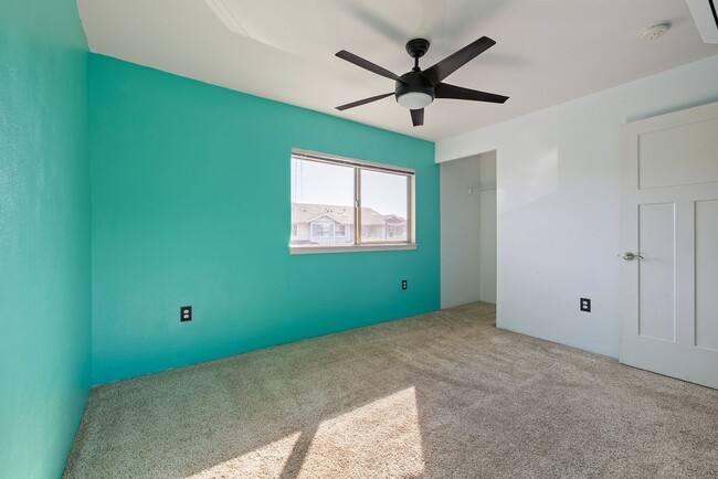 Building Photo - Pet Friendly 2 bed/ 2.5 bath/ 2 parking at...