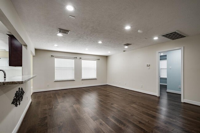 Building Photo - 5914 Shadow Creek Ct